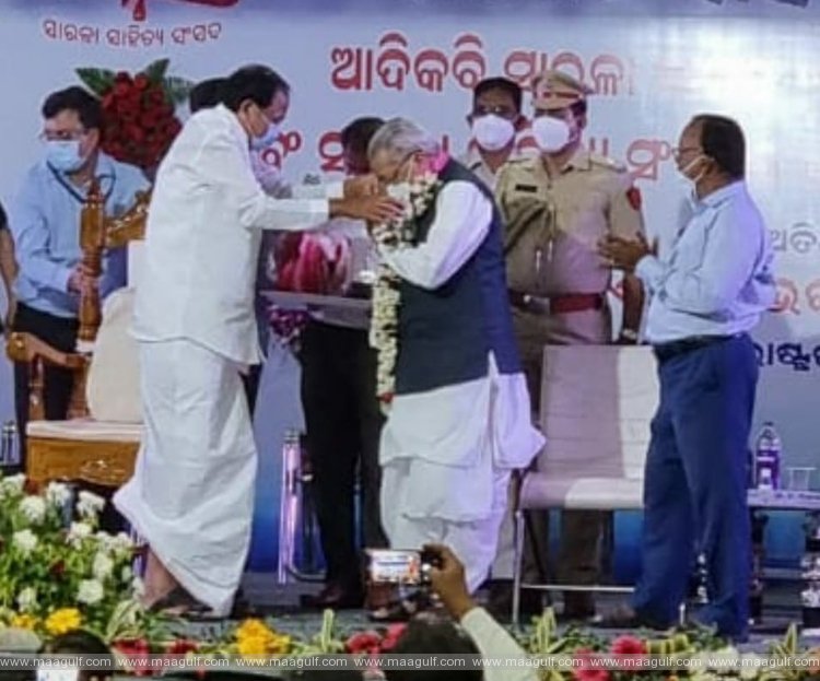 ఉప రాష్ట్రపతి చేతుల మీదుగా కళింగరత్న పురస్కారం అందుకున్న ఏపీ గవర్నర్